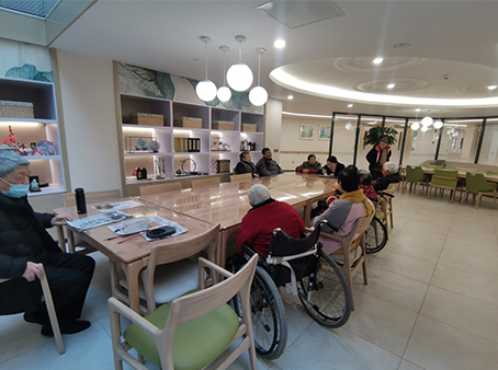 浦东新区日月星养老院志愿者轮流为院内老人读报