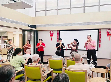 浦东日月星邀请仁文葫芦丝志愿者团队到院慰问演出