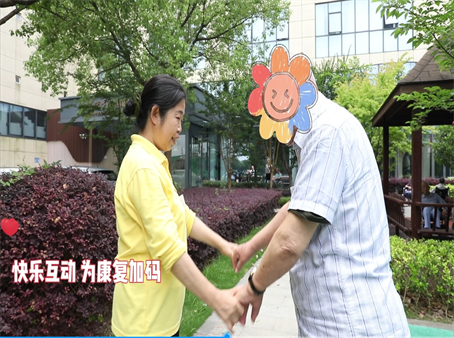 浦东日月星养老院，老人家属送来锦旗致谢